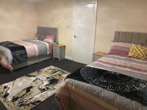 Postel nebo postele na pokoji v ubytování Avon View Suites + 10 fotografií