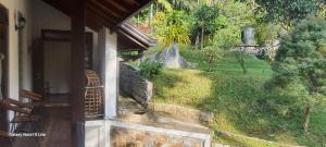 Κήπος έξω από το Senasuma Homestay