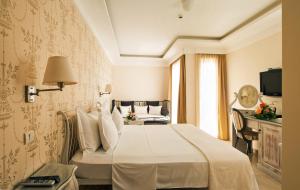 a hotel room with a bed and a couch at Hotel Azimut in Sveti Stefan