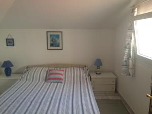 sypialnia z łóżkiem z paskiem w obiekcie Apartment Gigi w mieście Jadranovo