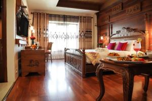 Un dormitorio con una cama y una mesa con comida encima. en JC Residency Madurai, en Madurai 17 fotos más