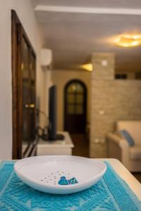 a white plate sitting on a blue towel on a table at Casa Spiga in Cagliari