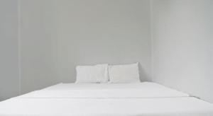 Ένα ή περισσότερα κρεβάτια σε δωμάτιο στο Hotel O Home Stay Syariah Aom Kusman