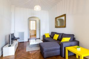 un soggiorno con divano e TV di Beautiful apartment by the sea front a Nizza