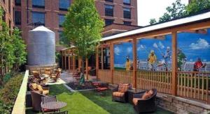 O grădină în afara Inn & Suites Baltimore Downtown/Inner Harbor