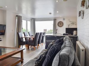 een woonkamer met een bank en een tafel bij Oceans Away - Uk48571 in Woolacombe