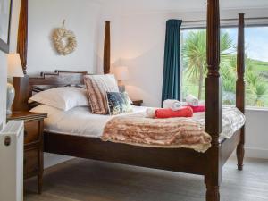 een slaapkamer met een bed met twee knuffels erop bij Oceans Away - Uk48571 in Woolacombe