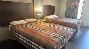 Una cama o camas en una habitación de Scottish Inns Augusta 66 fotos más