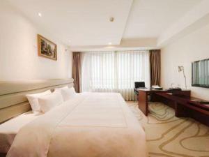 TV a/nebo společenská místnost v ubytování Chengdu Sovereign Hotel