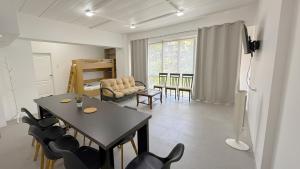 Una sala de estar con mesa de comedor y sillas. en Misty Hills, en Baguio