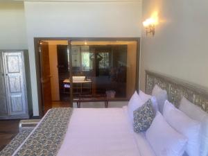 Ένα ή περισσότερα κρεβάτια σε δωμάτιο στο Amantran Resorts and Wellness Centre