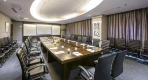 a large conference room with a long table and chairs at Tianjin Juchuan Lily Hotel in Binhai