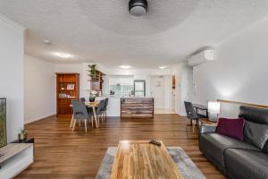 Χώρος καθιστικού στο Stylish CBD Escape, Walk to Cafes and Shops!