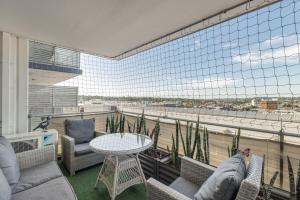 Μπαλκόνι ή βεράντα στο Stylish CBD Escape, Walk to Cafes and Shops!