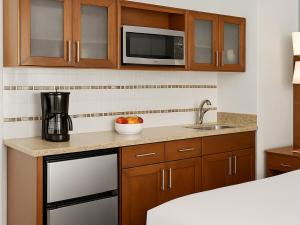Kuchyň nebo kuchyňský kout v ubytování Marriott's Desert Springs Villas II - STUDIO