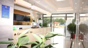 a kitchen with a counter and a plant in a room at GreenTree Inn Beijing Shunyi Fengbo Metro Station in Qianfengbo