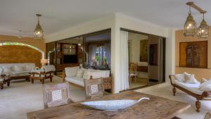 uma sala de estar com um sofá e uma mesa em Almanara Luxury Boutique Hotel and Villas em Praia de Diani