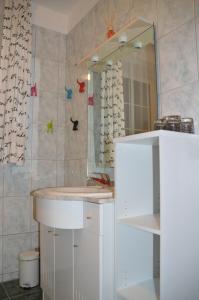 a bathroom with a sink and a mirror at Ferienwohnung Familie Stuhr in Staatz