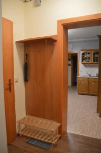 a hallway with a bench in a room with a kitchen at Ferienwohnung Familie Stuhr in Staatz