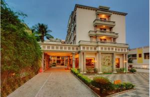 una vista exterior de un gran edificio blanco en JC Residency Madurai, en Madurai