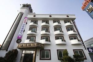 群山市Gunsan Eldorado的一栋白色建筑，侧面有阳台