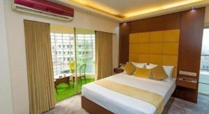Giường trong phòng chung tại Grand Dhaka Hotel