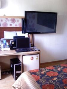 TV a/nebo společenská místnost v ubytování Gunsan Eldorado