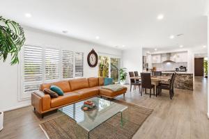 een woonkamer met een bank en een tafel bij Palms by the sea in Saint Leonards +2 foto's