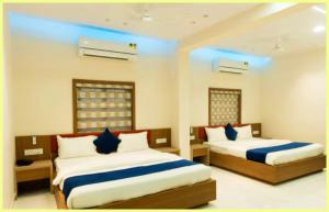 Ένα ή περισσότερα κρεβάτια σε δωμάτιο στο Hotel Vrinda