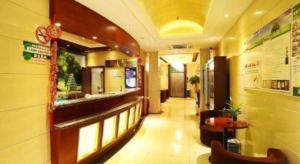 GreenTree Inn Shanghai Gongkang Road Branch في Jiangwan: لوبي مطعم مدخله طويل