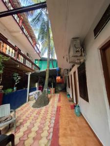 Laxmi في أرامبول: ممر فيه نخلة في مبنى