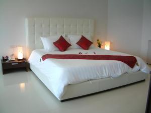 Postel nebo postele na pokoji v ubytování Hua Hin Avenue Hotel + 170 fotografií