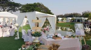 I View Park Resort في Ban Non Sung: حفل زفاف في الهواء الطلق مع طاولات وكراسي في خيمة +221 صورة