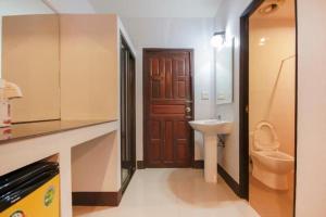 Phòng tắm tại OYO 75310 Canalis Resort +68 ảnh