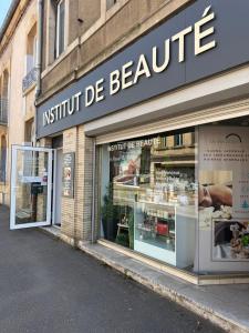 akritkrit be beute store on the side of a building di Namasté 1 a Étain