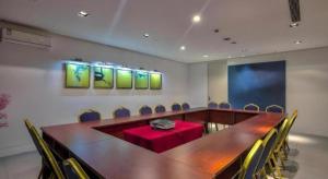 a conference room with a long table and chairs at Jinjiang Inn Taizhou Huangyan Jiufeng Park in Daidong