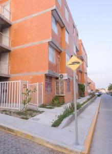a yellow street sign on the side of a building at Departamento Villas Doradas in Santa Cruz Huatulco +8 photos