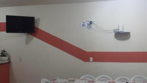 ein Zimmer mit einem roten Streifen an der Wand in der Unterkunft Pousada Santa Cecília in Barretos