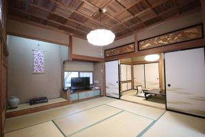 TV a/nebo společenská místnost v ubytování 塵表閣本店