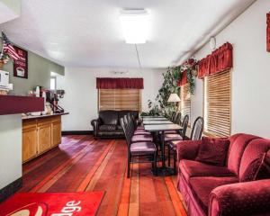 Χώρος καθιστικού στο Econo Lodge Urbandale - Northwest Des Moines
