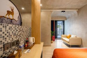 Postel nebo postele na pokoji v ubytování NAYUTA Smart Seaside Homestay