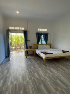 En eller flere senge i et værelse på Flower Bungalow Mpai Bay