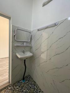 Et badeværelse på Flower Bungalow Mpai Bay