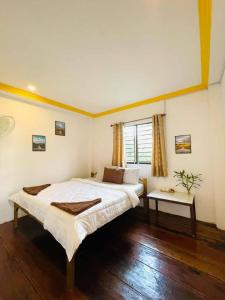 En eller flere senge i et værelse på Flower Bungalow Mpai Bay