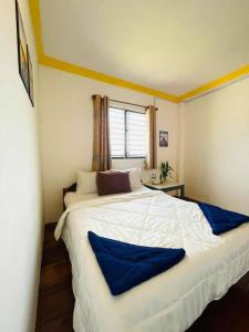 En eller flere senge i et værelse på Flower Bungalow Mpai Bay + 4 billeder