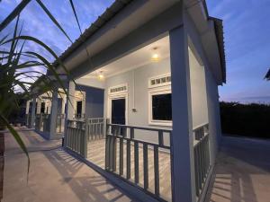 En balkon eller terrasse på Flower Bungalow Mpai Bay