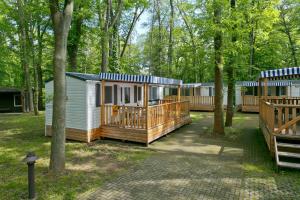 een rij stacaravans in het bos bij KNAUS Campingpark Lübben in Steinkirchen