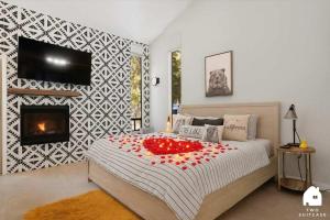 En eller flere senge i et værelse på #LazyBear Tahoe Dreamy Escape