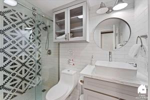 Et badeværelse på #LazyBear Tahoe Dreamy Escape