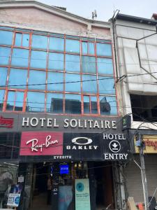 Un cartel de un hotel sodiuminejad en Hotel Solitaire, en Ambāla Cantonment 24 fotos más